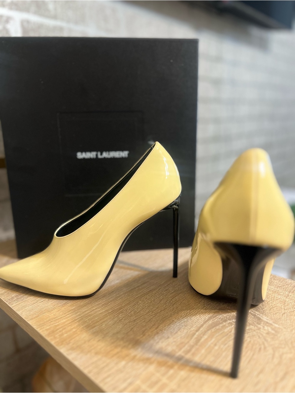 Saint Laurent Pale Yellow Patent Leather Pointed Pumps - Picture 3 of 4